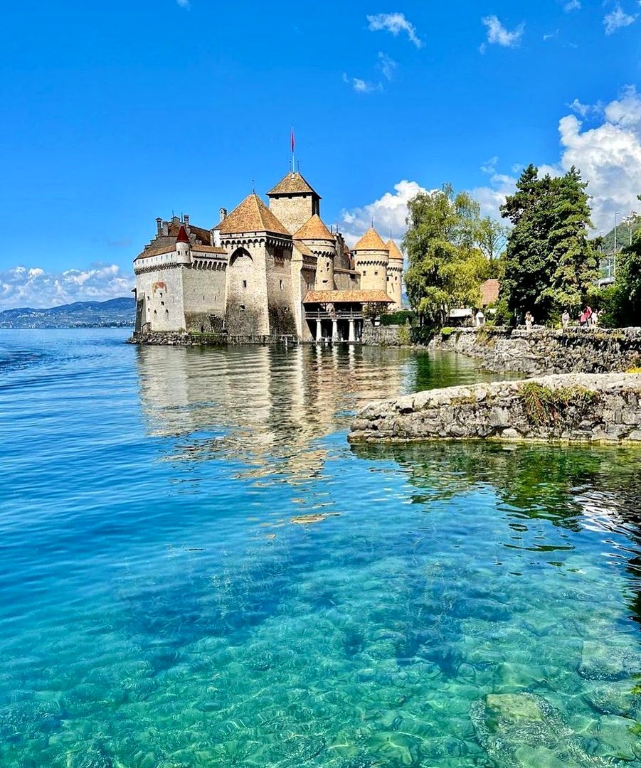 Engaging Chateau de Chillon captions